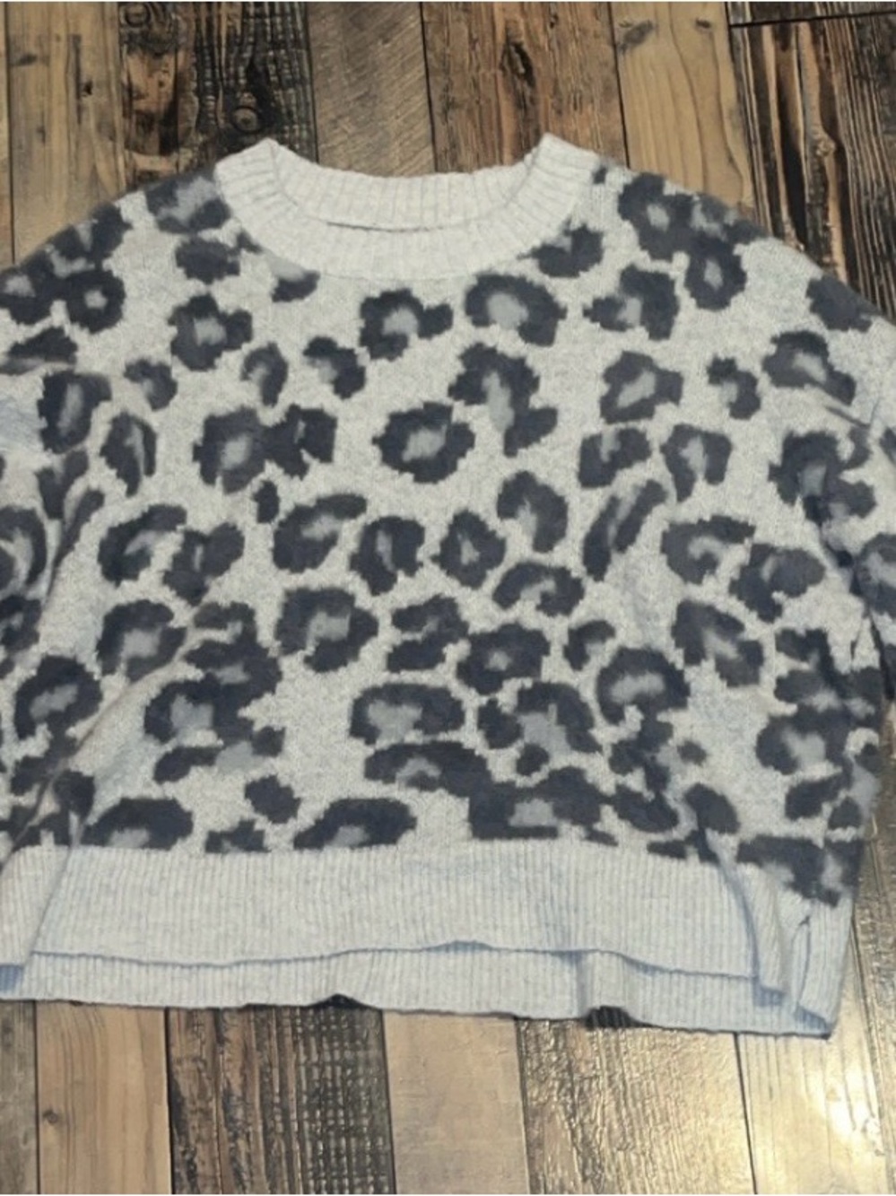 American Eagle Outfitters Leopard Crewneck Sweater - Light Gray/Charcoal